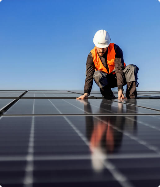 installation de panneaux solaires sur un toit