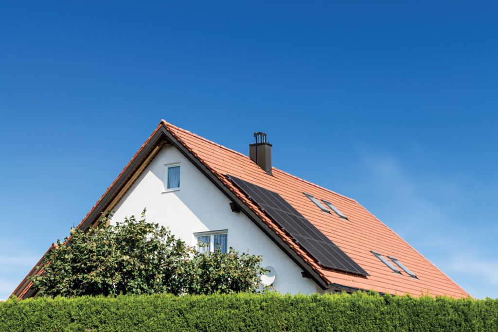 maison avec panneaux solaires sur le toit