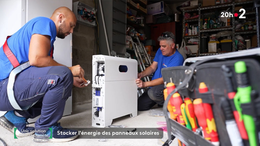 Installateurs Aterno ENR entrain de brancher une batterie de stockage sur une installation photovoltaïque.