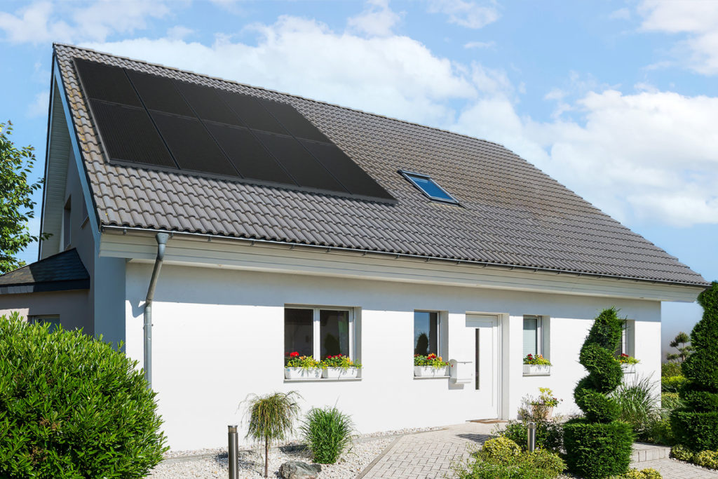 installation de panneaux photovoltaiques sur la toiture d'une maison