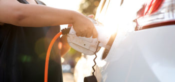 Recharger une voiture électrique à la maison : quelles solutions ?