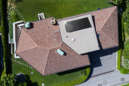 installation panneaux solaires sur toit plat