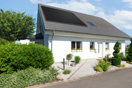panneaux solaires sur toiture d'une maison